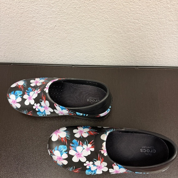 CROCS Dual Comfort Clogs/Mules~Black Floral~Size 7~Excellent condition🌸🌺🌷 - Picture 6 of 10